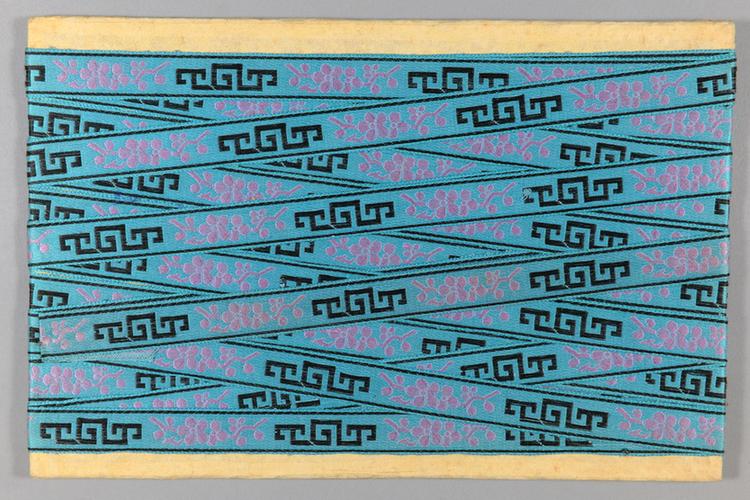 品月色缎地枝梅花回纹绦