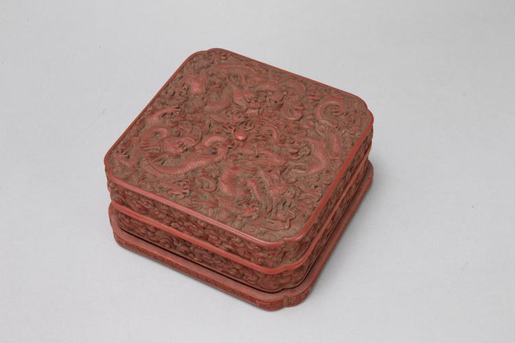乾隆款剔红花卉纹方形委角盒