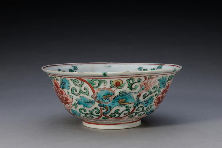 成化款五彩狮穿花纹碗