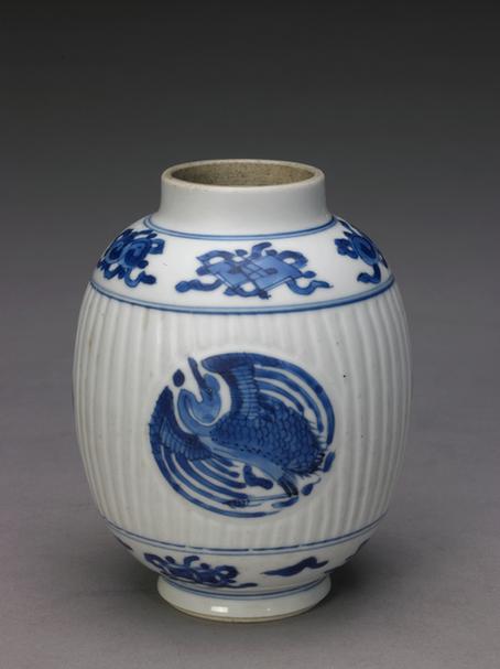 成化款青花团凤纹瓜棱罐