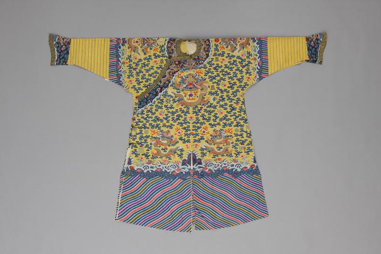 明黄色缂丝彩云金龙纹皮龙袍拆片