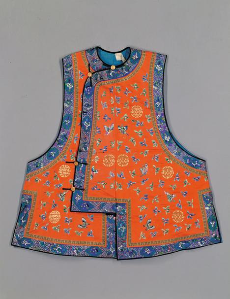 杏黄色江绸绣墩兰蝶纹琵琶襟坎肩