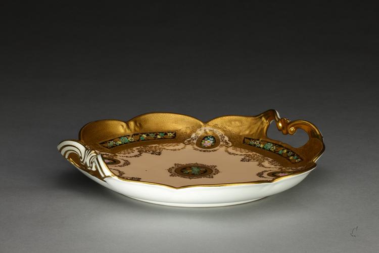 洋瓷粉地彩花加金花边盘