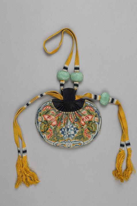 石青色缎口满纳灵芝石榴方胜纹椭圆荷包