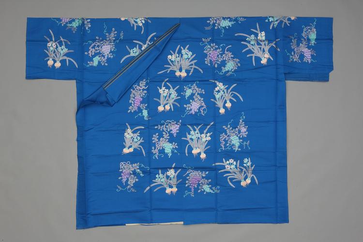 月白色绸绣浅彩水仙藤萝纹氅衣料