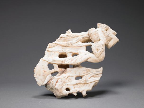 石透雕飞天背光