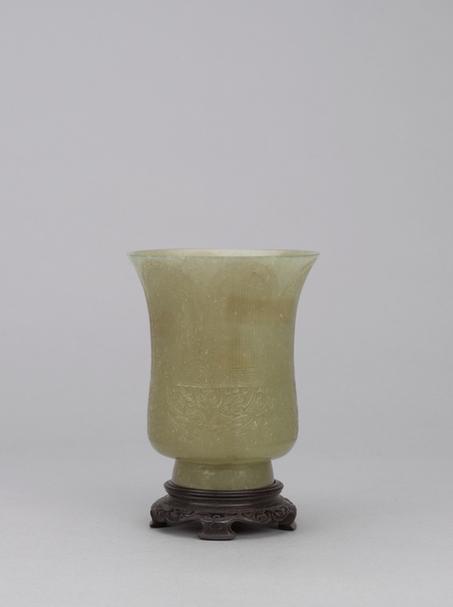 青玉夔凤蕉叶纹杯