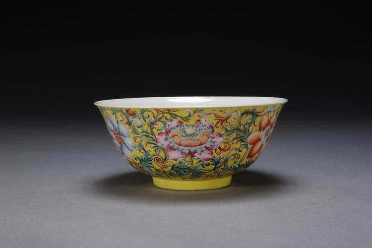 乾隆款黄地粉彩缠枝莲纹碗