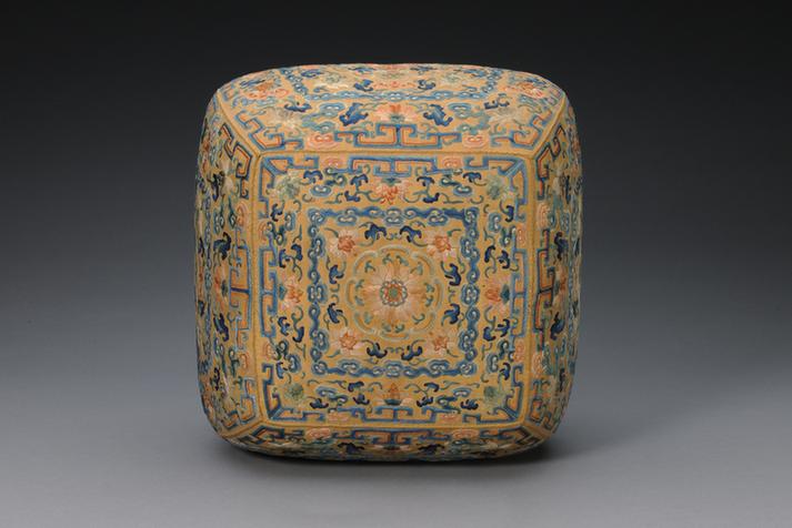 黄色江绸绣蝠勾莲夔纹迎手