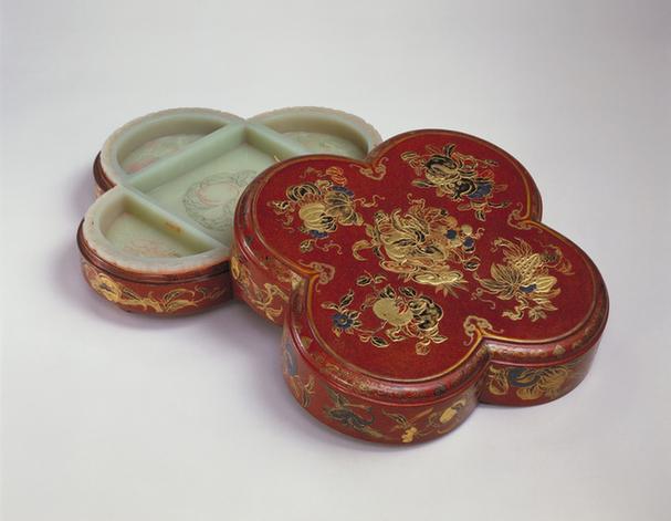 紫漆描金银三多纹海棠式玉屉攒盒