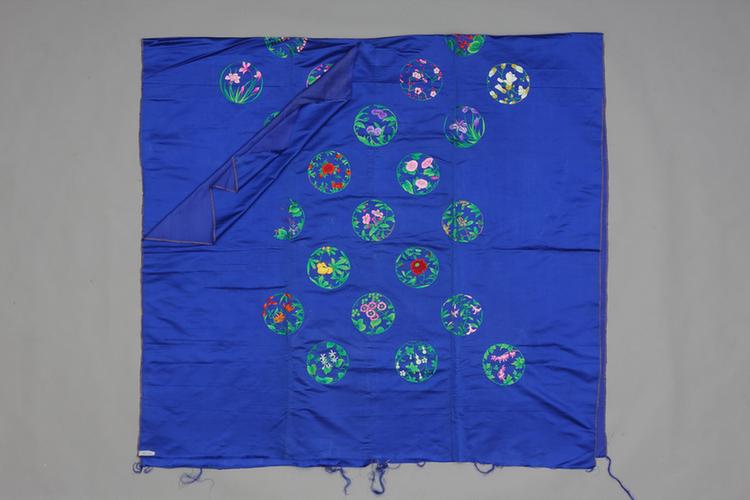 蓝色缎绣四则四季花纹袍料