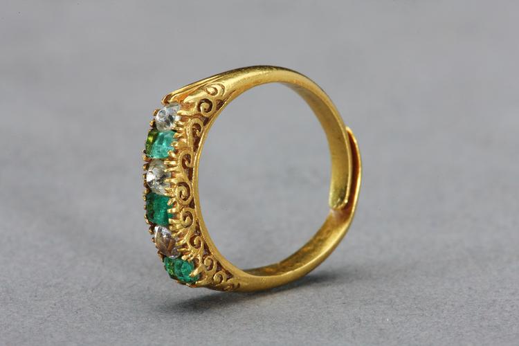 金钻祖母绿宝石钻石戒指