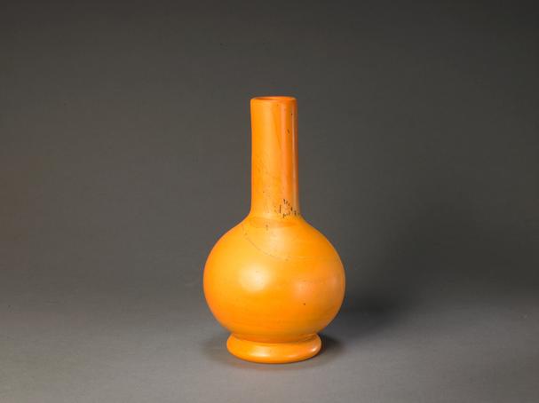 雍正款雄黄色玻璃瓶