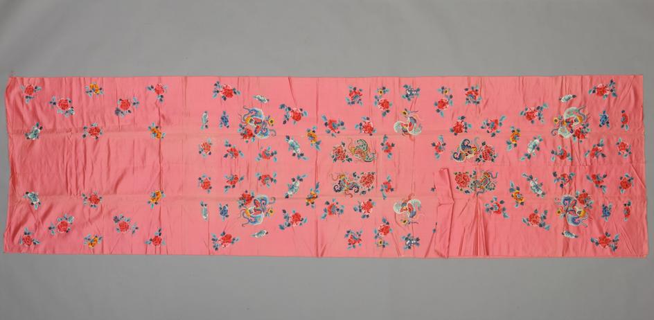 粉色缎绣牡丹蝶纹袍料
