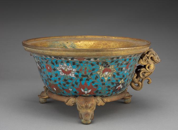 掐丝珐琅缠枝莲纹三足盖炉