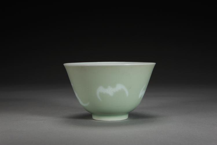 雍正款冬青釉白花五蝠纹碗