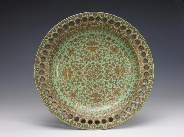 嘉庆款绿地粉彩描金蝴蝶缠枝莲纹镂孔盘