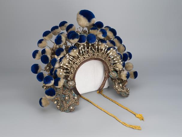 串玻璃珠龙花蝶纹带蓝白绒球大额子