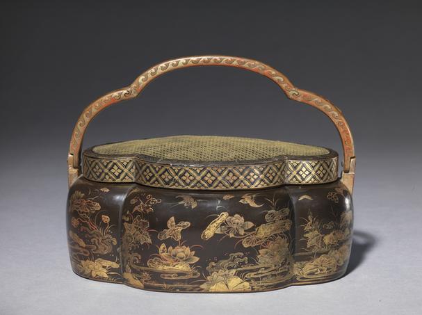 黑漆描金花鸟图海棠式手炉