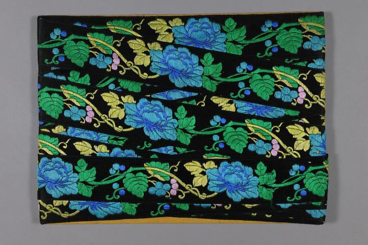 元青色缎地淡彩勾莲牡丹纹绦