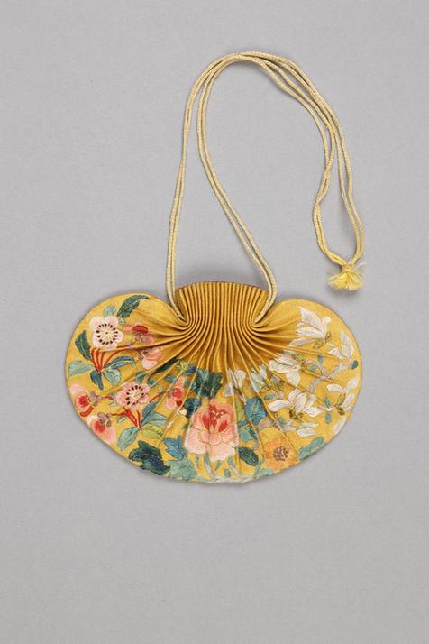 黄色缎绣花卉纹椭圆荷包