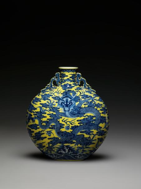 乾隆款黄地青花云蝠龙纹双耳扁瓶