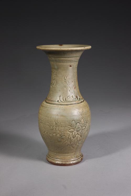 龙泉窑青釉刻花纹瓶