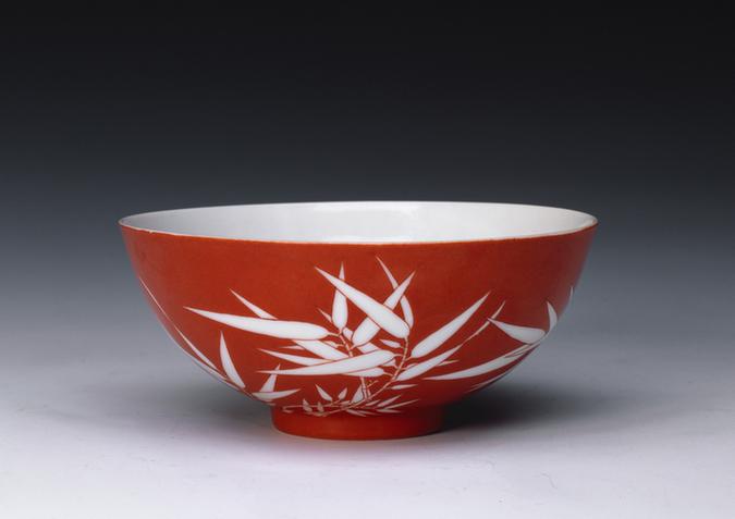 嘉庆款矾红地拔白竹纹碗