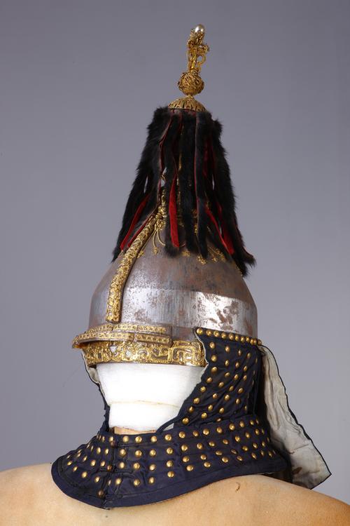 蓝色缎铜钉铁盔