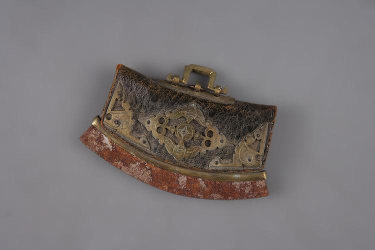 黑色皮镶铜蝠荷包式火燫