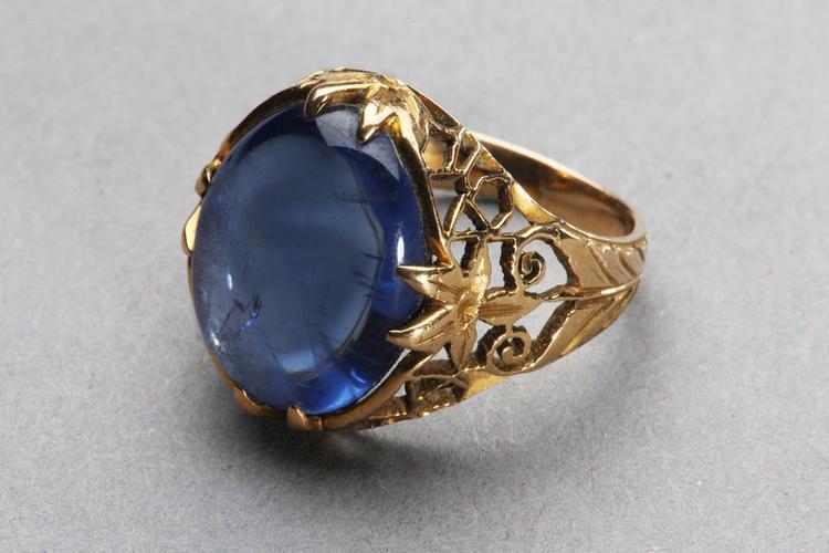 金镶蓝宝石戒指