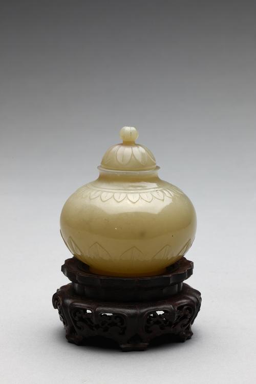 痕都斯坦青玉花卉纹带盖罐