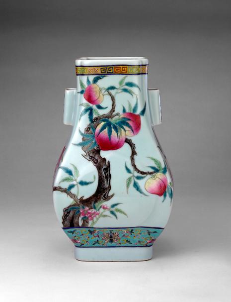 光绪款粉彩桃纹贯耳瓶