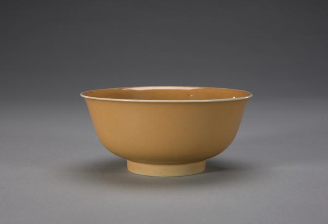 康熙款米色釉撇口碗