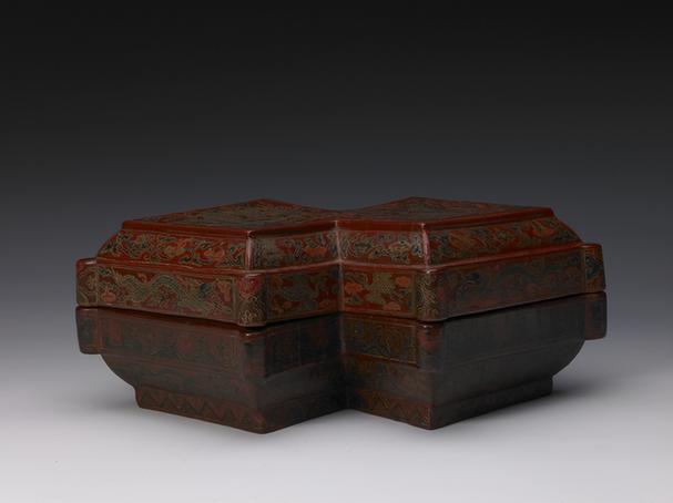 嘉靖款戗金彩漆龙凤纹方胜式盒