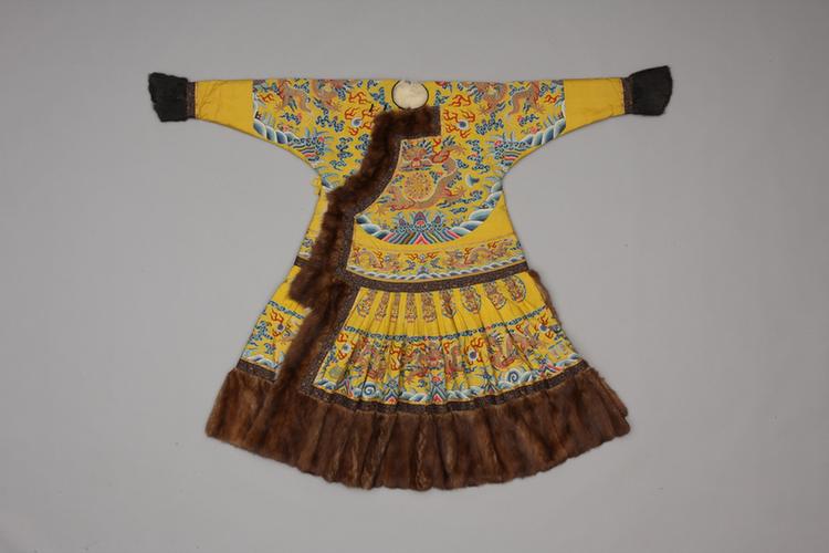 明黄色缂丝彩云金龙纹青白肷皮男朝袍