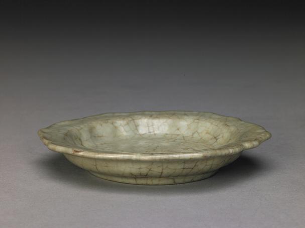 官窑青釉菱花式碟