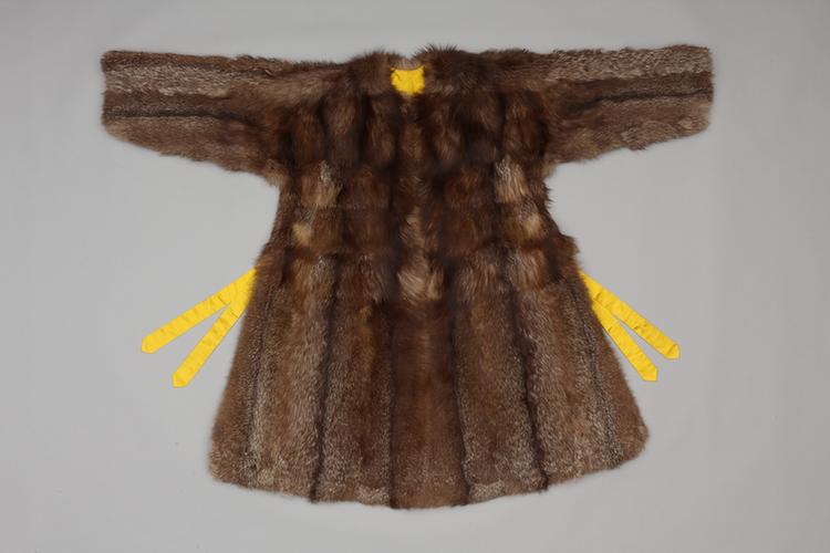 明黄色素缎里玄狐皮端罩