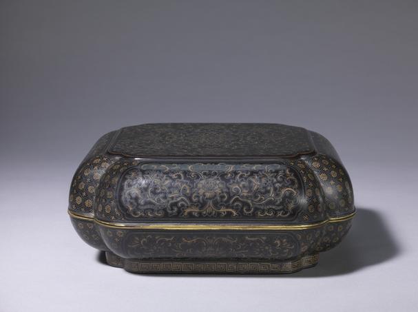 描彩漆勾莲锦纹四方委角盒