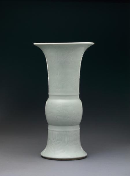 成化款豆青釉暗划山水图花觚