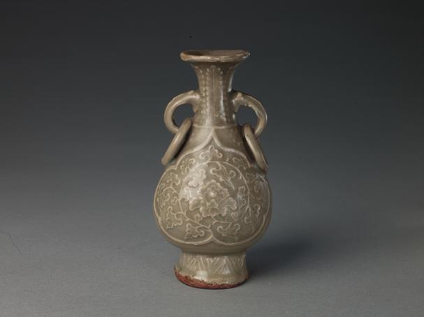 龙泉窑青釉凸花兽耳衔环瓶