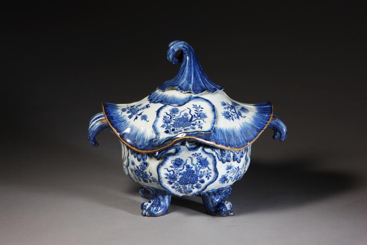 青花花卉纹双耳四足带盖锅