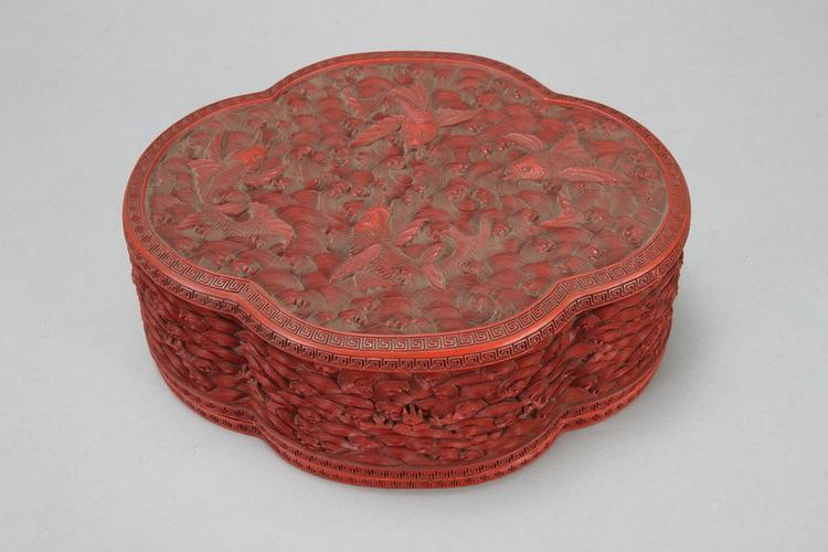 剔红海水飞鱼纹海棠式套盒