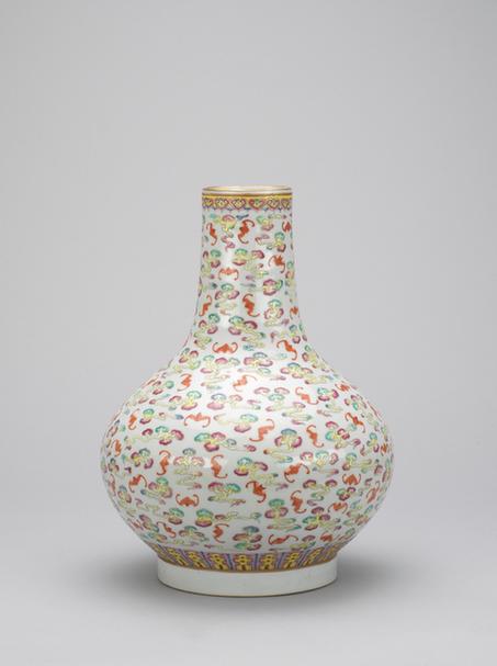 光绪款粉彩云蝠纹直颈瓶