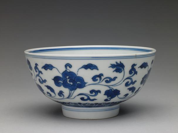 康熙款青花缠枝花纹碗