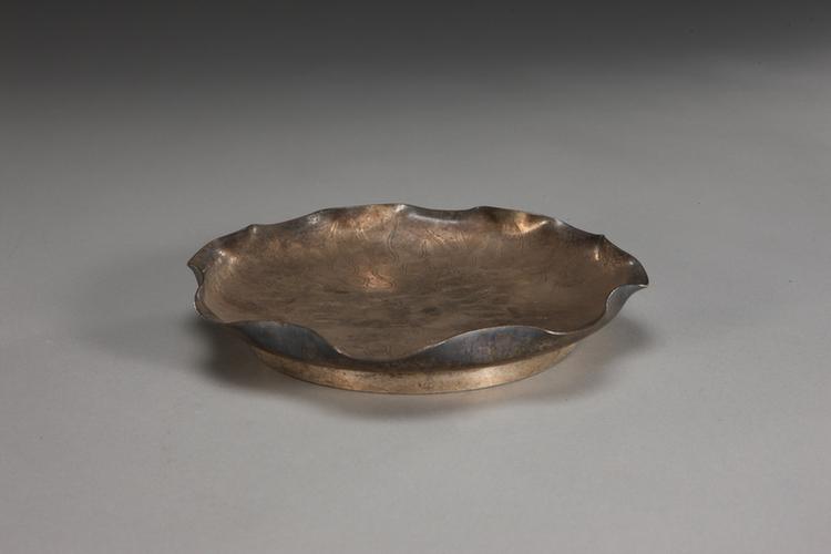 同治八年款银荷叶式盘