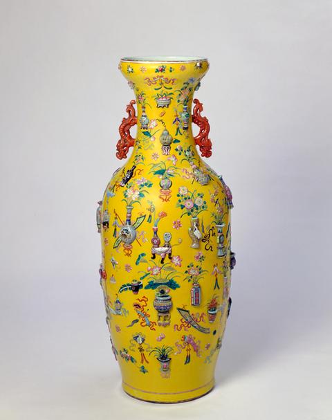 黄地粉彩凸博古图双耳大瓶