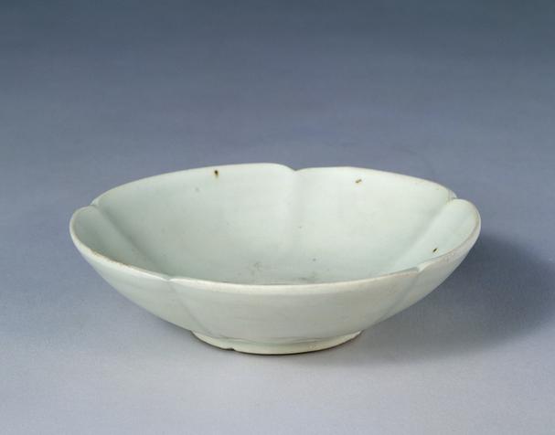 邢窑白釉葵口碗