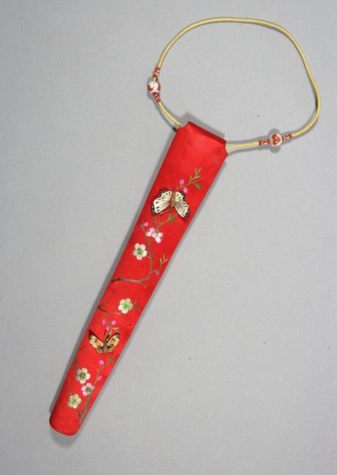 大红缎绣蜀葵梅蝶纹扇套