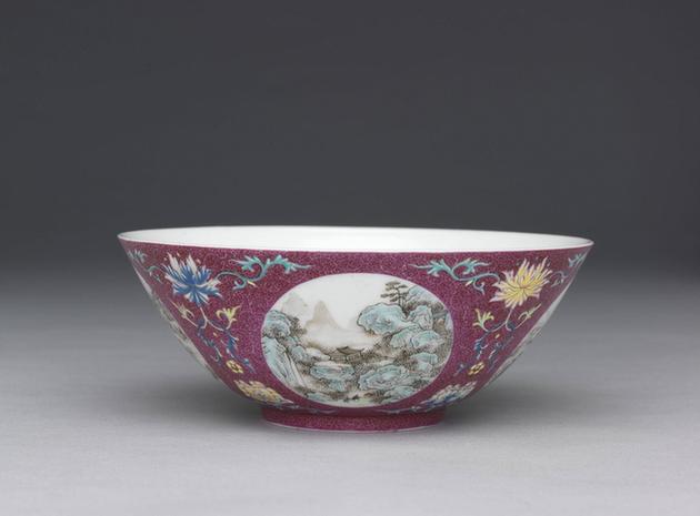 洋彩洋红地开光四季山水碗